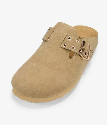 Zuecos planos beige con hebilla y tachas