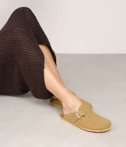 Zuecos planos beige con hebilla y tachas